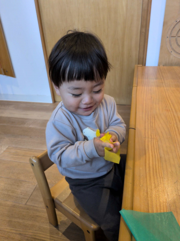 お花紙をクシャクシャ♪